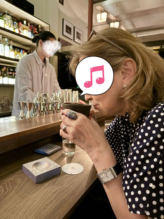 奥のお兄さんに作っていただきました<br /><br />グラスの底が丸いので<br />コースター（？）がないと置けませ～ん<br /><br />もう一杯ずつ頼み<br />ごちそうさまでした(^^)