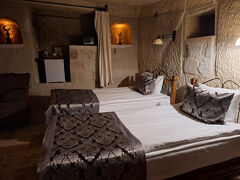 泊まるのはミスラケーブホテル。
荷物持って移動も面倒だからと近いホテルを娘が予約したら、隣のホテルでした。
今回はツイン。
