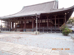 船場川沿いに歩いて白鷺橋などを見ながら、真宗大谷派 姫路船場別院 本徳寺（船場御坊 / 船場本徳寺）に向かいます。