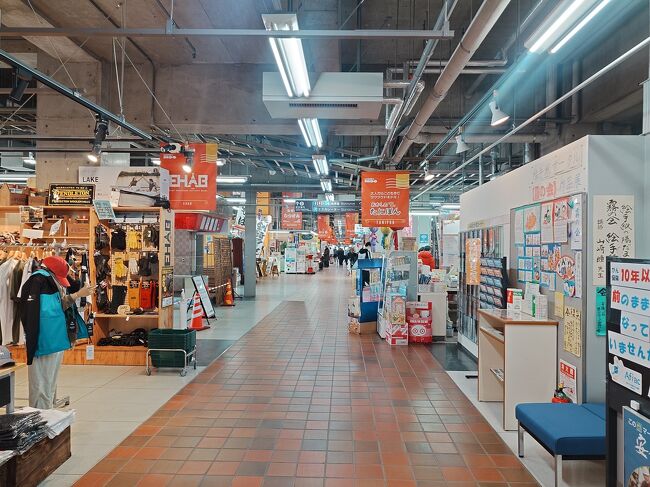 MOOには市場のほか、アウトドアショップも入っています。日曜の朝のせいか(いつもこんな感じかも)、人はまばらです。