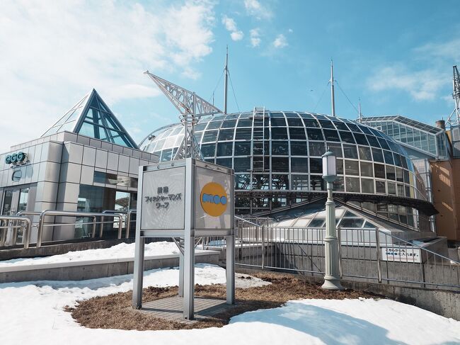 EGGは、ガラス張りの丸い建物です。