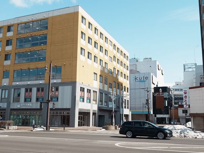 幣舞橋から釧路駅方面へ北大通を進みます。<br />奥の白い建物「kute」は、旧丸三鶴屋 釧路本店新館→丸井今井釧路店本館。丸井今井釧路店閉店後、kuteとしての営業を模索するも頓挫し、廃墟化。なんと所有者と連絡が取れない状態とか。