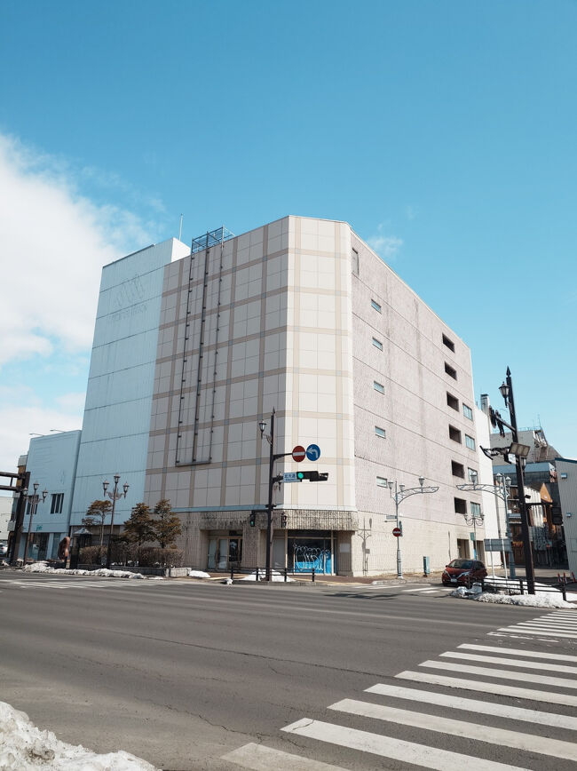 こちらが丸井今井釧路店(もともとは丸三鶴屋)本館跡。2006年8月の閉店後、約20年間もこの状態。