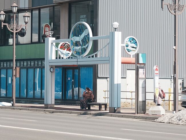 十字街7丁目から目的地へのバスに乗ります。<br />ベンチだけでなく屋根に鶴のステンドグラスのような装飾のある豪華なバス停です。