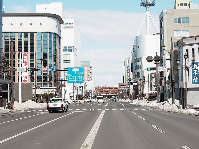 釧路のメインストリート北大通。日曜日の朝のせいか、車も人もまばら。