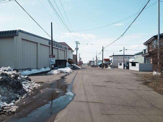 港の近くで住宅もあったりしますが、お店っぽいものがある感じは全くせず、お店があるのか心配になってしまいます。