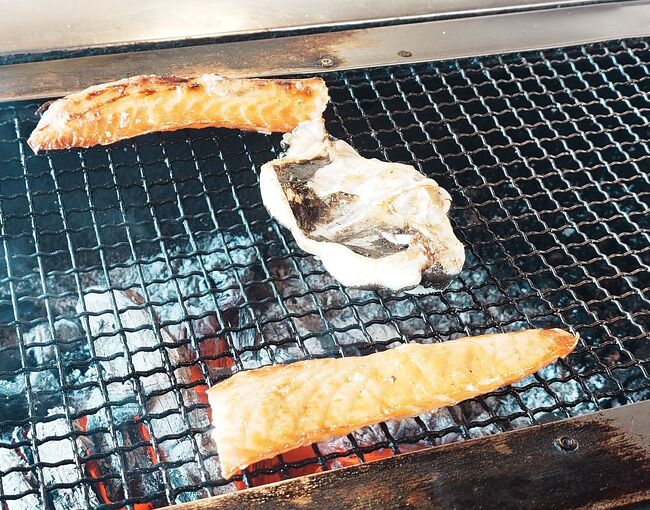 魚はお店の方が焼いてくれるので安心。