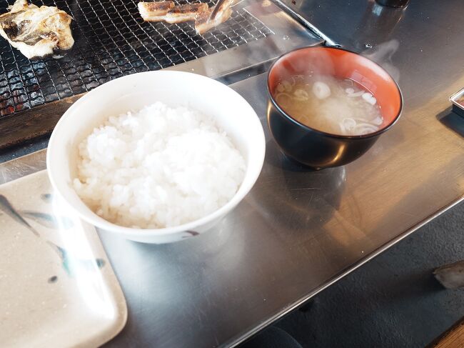 ご飯とお味噌汁のセットも購入。味噌汁がうまい。