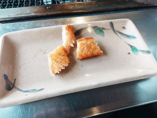 まずはハラス。脂が適度に落ちて美味い！皮はパリパリ。