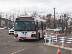 定刻通り(始発ですので)、釧路駅行き77番が到着。