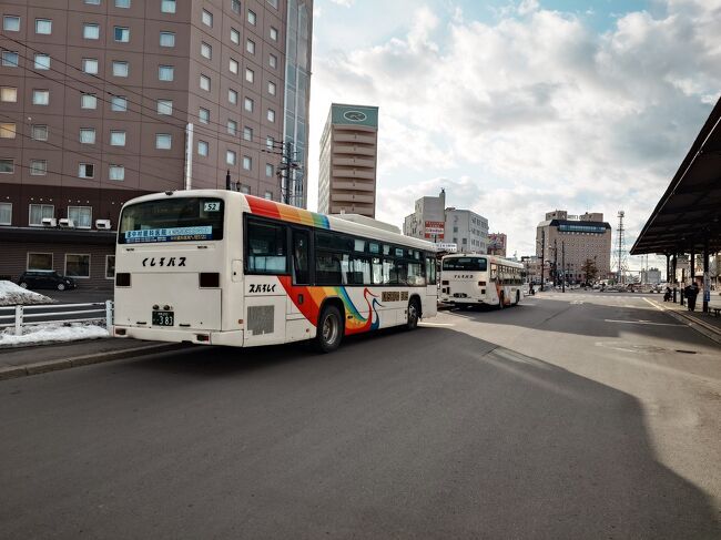 愛国東2丁目から20分くらいで釧路駅に到着。<br />釧路駅前は大きなバスターミネルになっています。