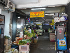 ジョーク屋さんから見えた市場へ入ってみる。
野菜が積まれていて、ローカル感のあるエリア。