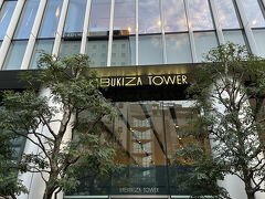 東銀座って、こんな街・・・歌舞伎座タワー（KABUKIZA　TOWER）
東銀座駅の周辺には、歌舞伎座や歌舞伎座タワー（KABUKIZA　TOWER）のよう施設や、銀座区民館、中央区役所などの公共施設があります。歌舞伎座タワーは、東京の東銀座にある超高層ビルです。歌舞伎座の建て替えに伴って建設されました。伝統文化と現代的なオフィス空間が融合したユニークな建物です。