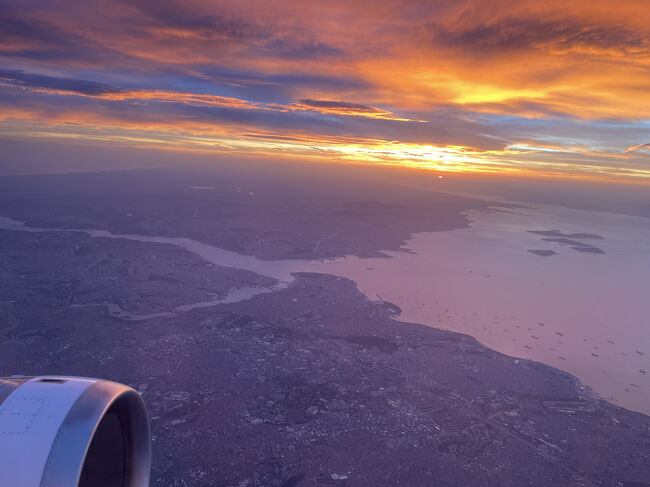 眼下に見えるのがイスタンブール／トルコの<br />マルマラ海、ボスポラス海峡(…のはず)<br />