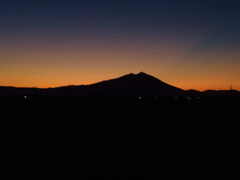 地元ローカル線の車窓から、日の出間際の筑波山