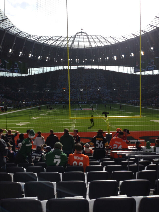 今回の座席はフィールドの両端にあるエンドゾーンという得点できるエリアとゴールポストの後ろ辺りを選択してました。アメフトの得点であるタッチダウンが間近で見れる可能性があることと、ゴールキックの際にTVに映る可能性を期待。<br />（ちなみに帰国後に、Youtube動画で自席側のキックシーンを確認しましたが、さすがに識別できませんでした。）