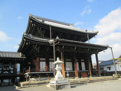 興正寺阿弥陀堂　浄土真宗十派の一つ興正派の本山です。創建十四世紀前半、開山は了源上人、御本尊は阿弥陀如来像です。楼門の山門潜ると正面に御影堂、左手に鐘楼、右前に本堂の阿弥陀堂、右手に経蔵、山門の北に阿弥陀堂門があります。他の寺の堂宇より大きいのですが、隣にある西本願寺の堂宇がそれより大きいので、小さく見えます