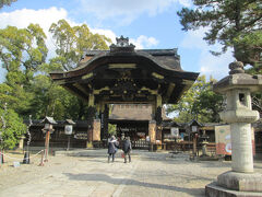 豊国神社唐門　伏見城の城門を移築したもので、国宝に指定されています。左右6M、高さ10Mの門で、鯉の滝登り、桐紋、左甚五郎作と言われる鶴等が彫刻されています