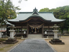 祭神は、延喜式神名帳には、「玉祖神社二座」とありますが、玉祖命のほかは不詳です。玉祖命は、勾玉や管玉をつくる人々の祖先神で、三種の神器の一つ、八坂瓊曲玉をつくった神様と言われています。