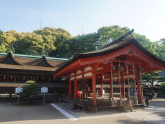 全国でも珍しい九間社流造の本殿は、応安3年（1370）に大内弘世が造進したもので、室町初期の社寺建築として特異な様式をもち、国宝に指定されています。