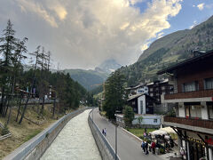 そして、ツェルマットの観光といえばの日本人橋からの眺めです。