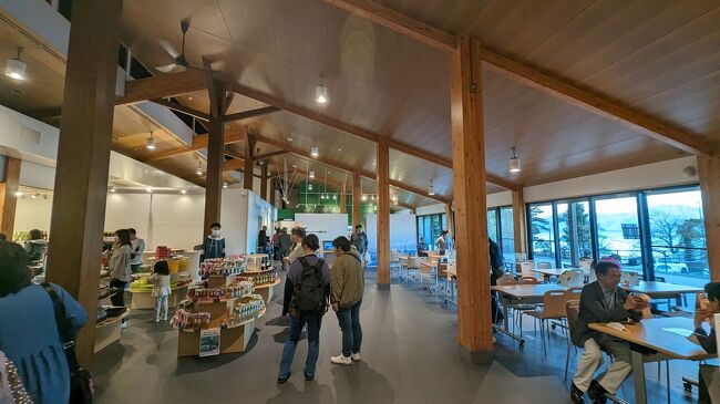 道の駅は新しめで、人も多く賑わっていました