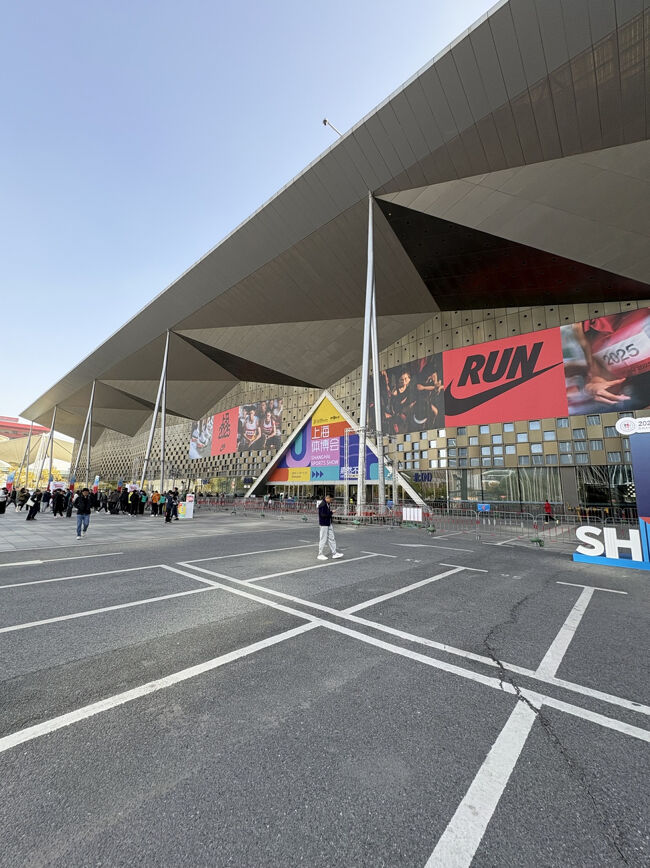 2025/11/27-11/29までゼッケンの受け取りにこちらにきます。<br />場所は上海世博展覧館。最寄り駅は上海万博会場の駅です。<br />同時にスポーツ関連のイベントも開催されているので一般の受付と上海マラソンの受付は入り口が別になってます。<br /><br />ここに入る時にパスポートとスマホで当選画面を見せることが必要になり、ここで写真撮影してもらうことで当日は顔認証のみでランナーエリアに入ることができます。