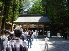 本宮の幣拝殿。こちらも下社同様、本殿を持たず、幣拝殿と両側に片拝殿を従える諏訪造りという独特の様式がとられています