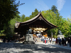 棟全体がＴ字型になった三方切妻造りの「神楽殿」は、神をまつるための歌と舞の奉納や、祈願を行う建物です
天保6（1835）年に二代目・立川和四郎富昌により建てられました