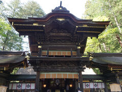 重要文化財の幣拝殿は、 江戸時代、安永10年（1781年）落成。幣殿と拝殿が一体となった二重楼門造りで、左右に片拝殿が並びます。

