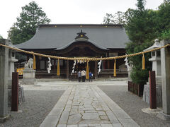 御祭神は木花開耶姫命で富士山を祀る神社とされていますが、境内からは御坂山地の陰に隠れて富士山は見えず、本殿も富士山とは関係ない方角を向いています