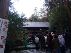 椿大神社の本殿。
厳かな雰囲気で、圧倒的な存在感があります。
初詣で大行列になっていました。