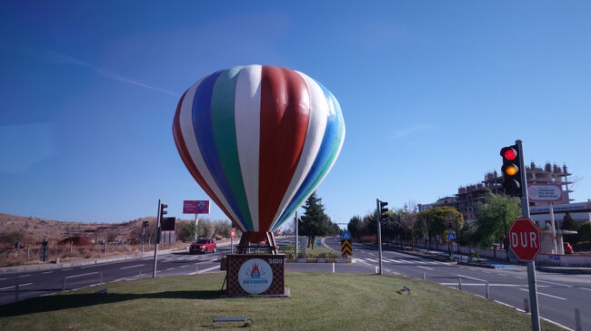 バス走行途中には、カッパドキア名物の気球モニュメントも<br />(これをこの旅行記の表紙に)<br />