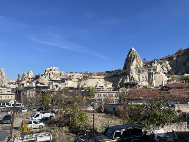 レストラン近くの風景、奇岩の中に住居<br />