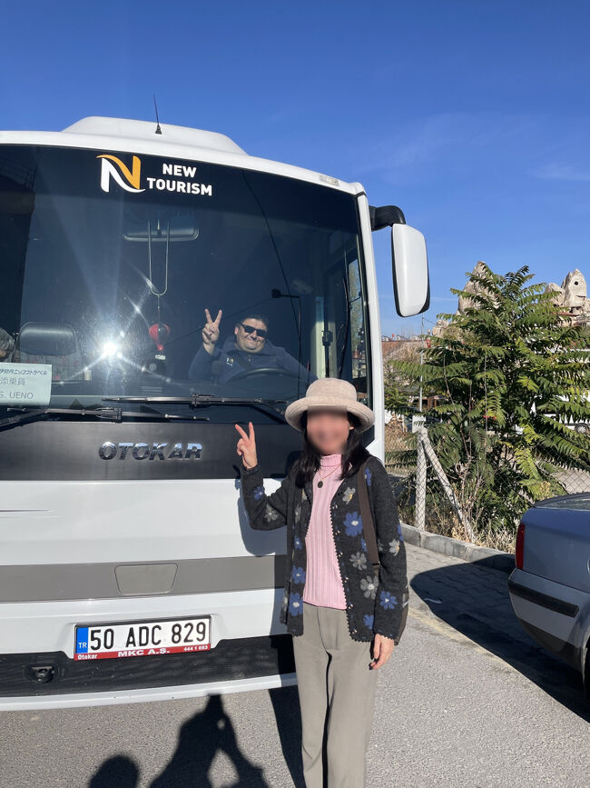 ランチ後にバスと一緒にVサイン<br />運転手もVサインで応えてくれ<br />