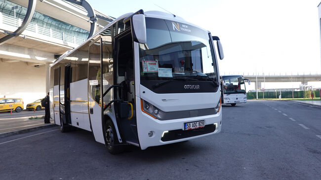 ちなみに、トルコでのバスはこれ<br />　　40人乗りぐらいだが、我々は少人数で超楽ちん<br />