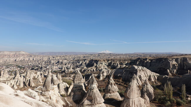 ホテルに一旦チェックイン後にGOREMEギョレメ観光へ<br />　　奇岩群の中に街も<br />　　奥に雪を頂く高い山<br />　　　　…すごく気になる山でした<br />