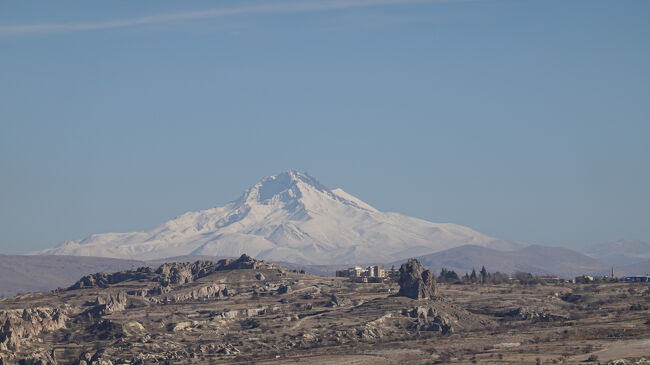 ズームでその高山キャッチ<br />有名な山だそうで、<br />　　エルジェス山 (Erciyes Dağı)<br />　　標高: 約3,917m<br />　　「トルコの富士山」とも呼ばれる<br />