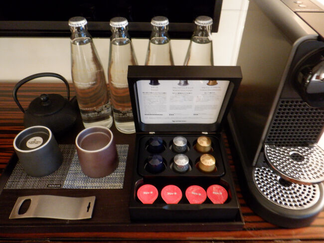 お水はビンタイプで4本ありました。<br /><br />ネスプレッソマシーンのカプセルの数も多いですね。