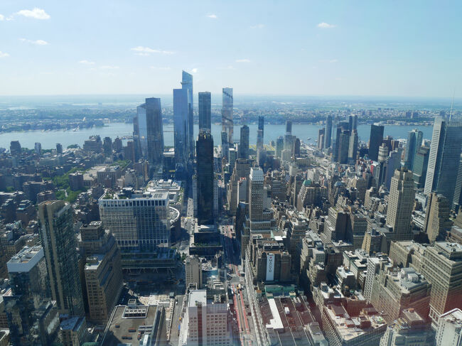 86階の展望台に到着するとマンハッタン一望の素晴らしい景色。<br />が、すごいのは86階なのに同じくらいの高さのビルが他にも見えること。<br />ニューヨークは地震がないのかな。<br />正直ビルの数なら東京も負けていないとは思うけど高層ビルの数でいうとニューヨークに軍配が上がる。