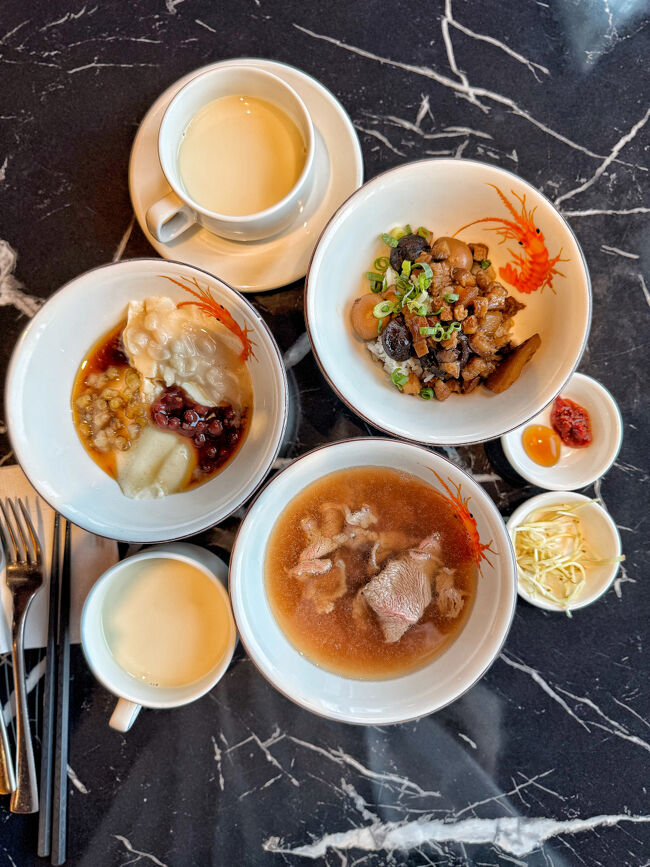 ルーローハンもあって<br />ちょっとのぞくだけと潜入したのに<br />充実のローカルメニューに喜んで<br />しっかりといただいちゃいましたよ<br />