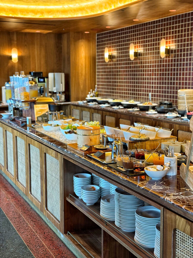 朝食はローカルグルメを食べに出かける予定なのだけど<br />ホテル予約時に朝食付きしか選べなかったので<br />どんな様子かのぞいてみることにしました<br /><br />なんか豪華だよー