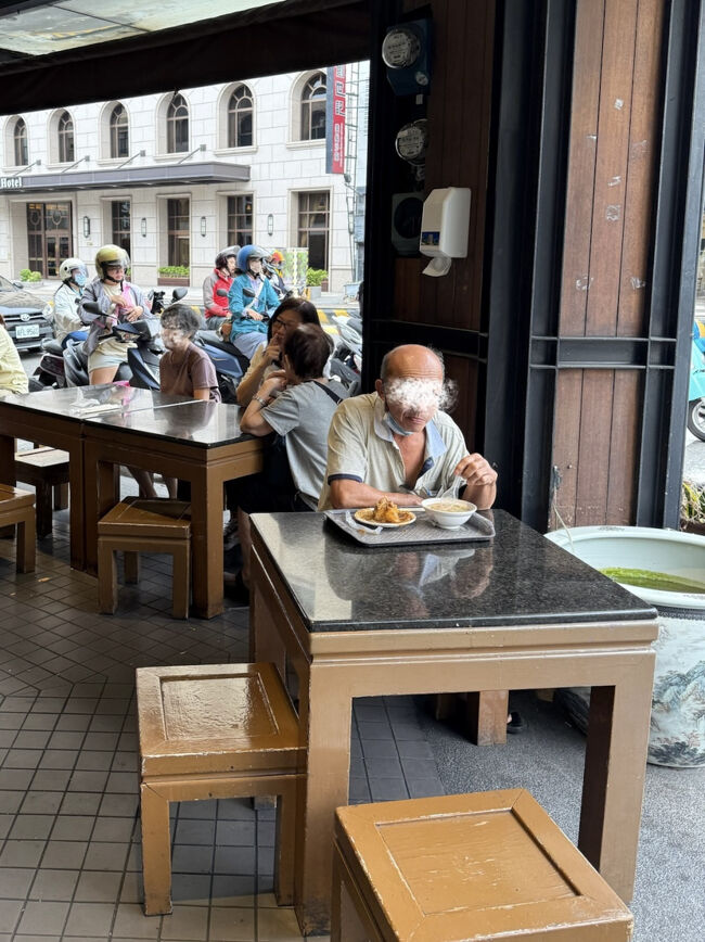 このおじさん<br />しっかりカメラ目線なのだけど<br />ちまきらしき物食べてる！<br />美味しそー！<br /><br />姉がググると<br />ピーナッツソースがかかったちまきがあるとな！<br />これは日本では食べられない！<br />帰りに寄ろーとなりました