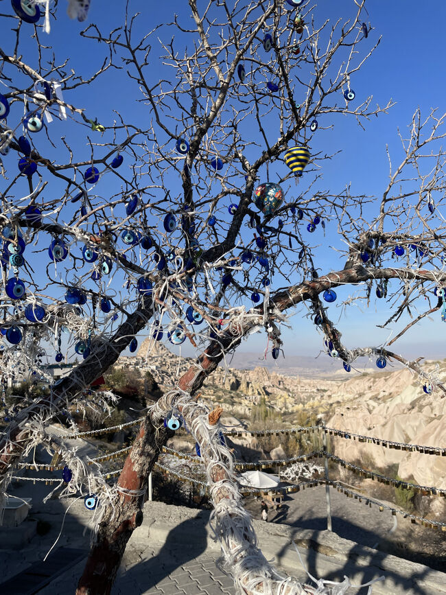 カッパドキアのお土産の定番「ナザールボンジュウ」、<br />トルコの青い目玉のお守り　が木にたくさんぶら下がり<br /><br />お土産用に何種類か、10ヶほど買って帰りました…<br />