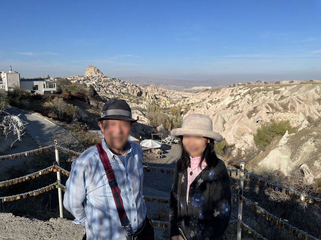 奇岩を背景に記念撮影…<br />