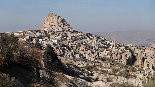 どこまでが奇岩で、住居がどこか見分け難いので、<br />ズームで接近<br /><br />