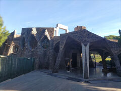 少し歩いてコロニアグエル教会へ。ここでチケットを見せて入場。