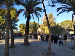 グエル公園に9:15着30年ぶり2回目の訪問。入場料14.40ユーロ(2,713円)。
9:30予約済みの人々が入口に列を作っている。その列に加わり、9:30開場。