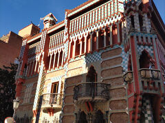 ガウディのカサ・ビセンス。初訪問。入場料24ユーロ(4,521円)QRコードをスマホでよんでオーディオガイドを聞くことができる。ガウディの他の建築物とは少し雰囲気が違う感じ。