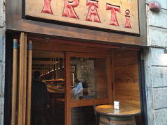 事前にチェック済みのタベルナIRATI。12時にシャッターが開けられた。一番で入店。